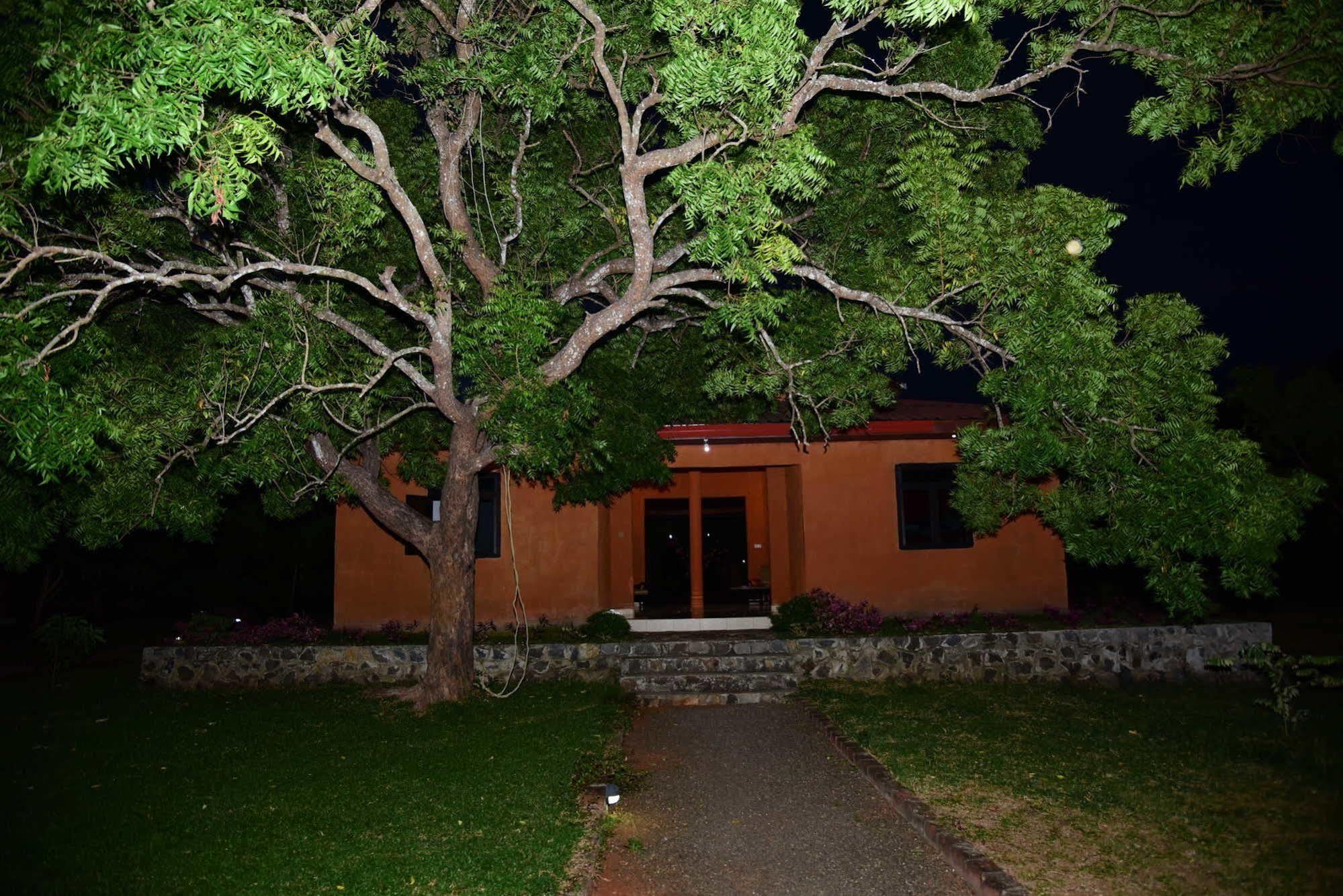 Indika Lake Resort Nuwarawewa Exterior photo